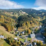 Retreat With Garden Views Appartement Dolni Lanov